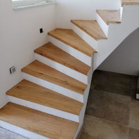 Treppe mit Stufen aus Holz